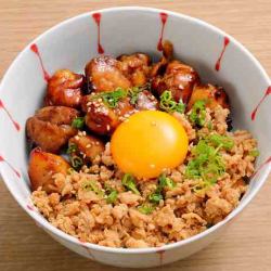 Minced meat and egg rice bowl