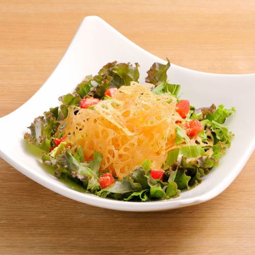 Sesame salad with lotus root chips