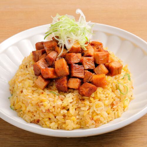 超美味的炒饭里有大块烤猪肉