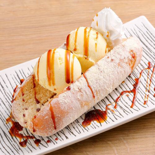 炸面包配黄豆粉和香草