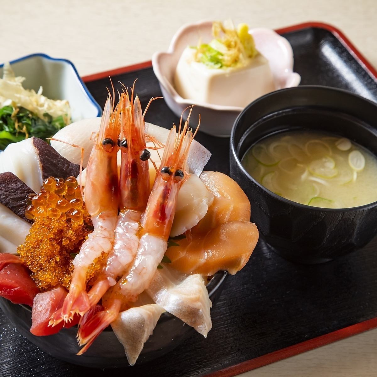 北海道の幸を詰め込んだ豪華海鮮丼！お味噌汁とお新香付き！
