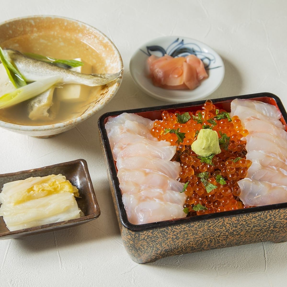 北海道の幸を詰め込んだ豪華海鮮丼！お味噌汁とお新香付き！