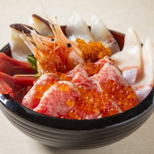 海鮮と肉のコラボレーション！名物 浜っ子丼！
