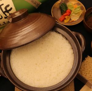 Freshly polished rice in a clay pot