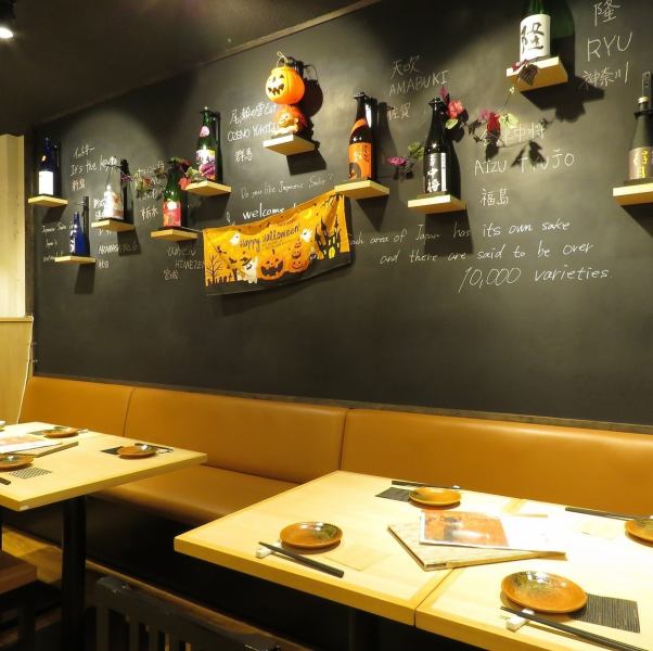 [Welcome from small to large groups] Various local sake are displayed on the wall in the open seats.How about finding your favorite local sake while looking at all the different local sake?