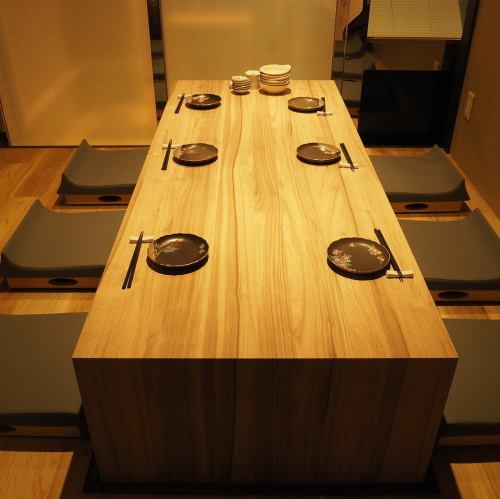 [For group banquets] On the other side of the hidden door is a completely private room with a sunken kotatsu.Perfect for entertainment and family meals★