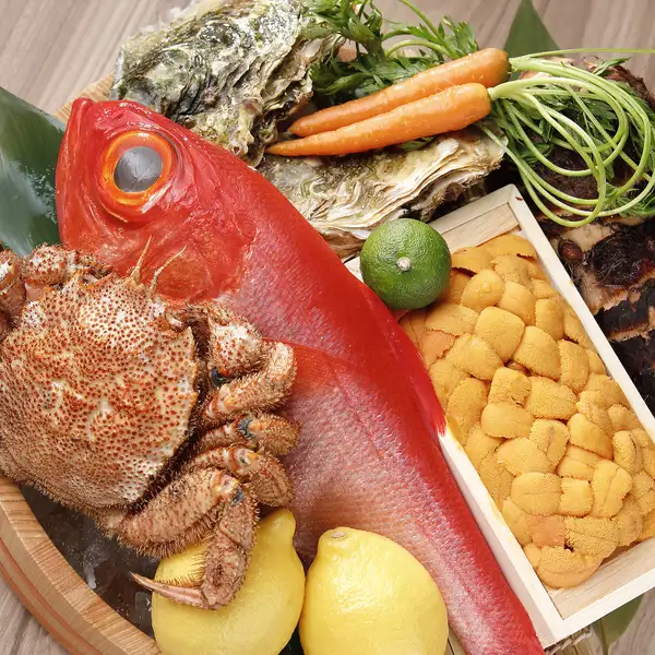 手間を惜しまない料理と厳選食材。旬を大切に、ひと皿ずつ丁寧に仕立てています。