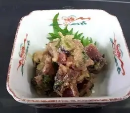 鰹魚和日式薑沙拉佐味噌醬