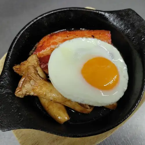 厚切培根杏鲍菇牛排，上面放一个生鸡蛋