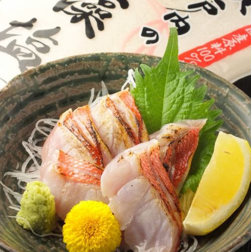 [Grilled gold] Please enjoy the freshest sashimi by squeezing a refreshing lemon.