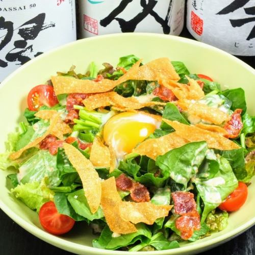 Hot ball salad with spinach and bacon