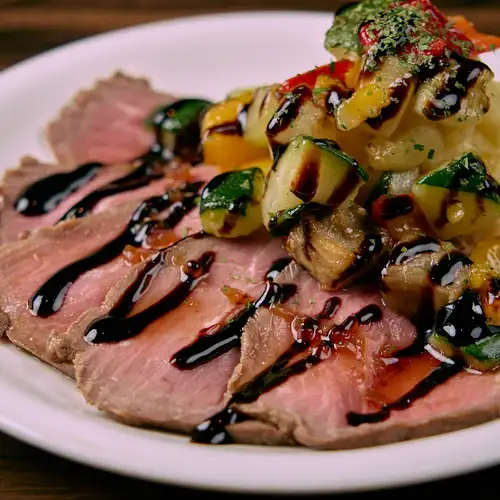 自製烤牛肉和烤蔬菜配香醋汁