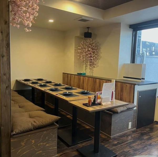 明るく活気あふれる店内で、ワイワイ賑やかな雰囲気が魅力！テーブル席やカウンター席をご用意しているので、お一人様からグループまで幅広くご利用いただけます◎全国各地の美味しい料理を楽しめるメニューも豊富。さらに駐車場完備でお車での来店も安心です。ぜひ、お気軽にお立ち寄りくださ♪