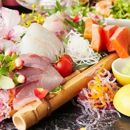 朝競り市場直送！鮮度抜群の旬魚を堪能『豪華お刺身盛り合わせ』完全個室で味わう極上の逸品