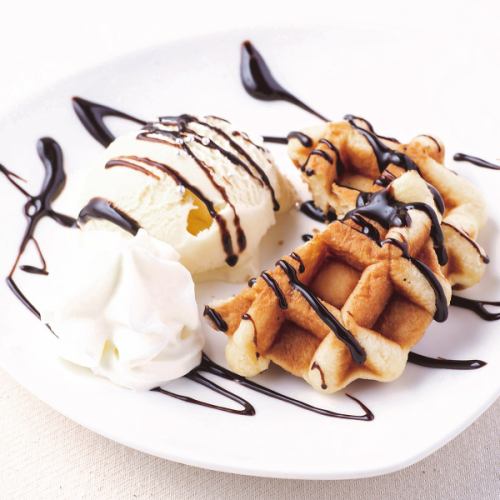 Grilled waffle ice cream (chocolate) / grilled waffle ice cream (strawberry)