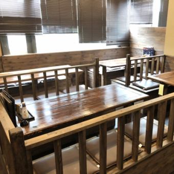 We offer a table for 4 people and a table for 6 people that you can spend quietly busy 最適 It is ideal for a drinking party with a friendly group of friends! ※ The table seats for 4 people, according to the number of people It is also possible to connect (up to 10 people)