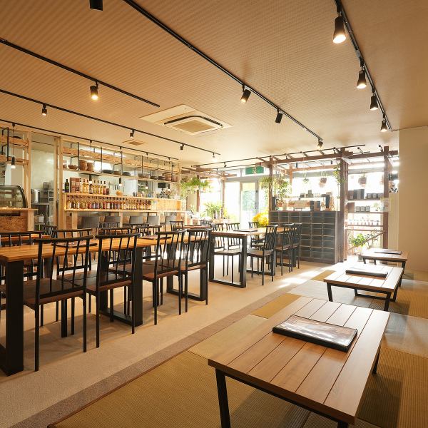 観葉植物の緑とお洒落な雑貨が心地よい癒やしの空間を創り出しています。手作りの温もりを感じる小物を眺めながら、ゆったりとした時間をお過ごしください。女子会に最適な、心落ち着く特別な場所!