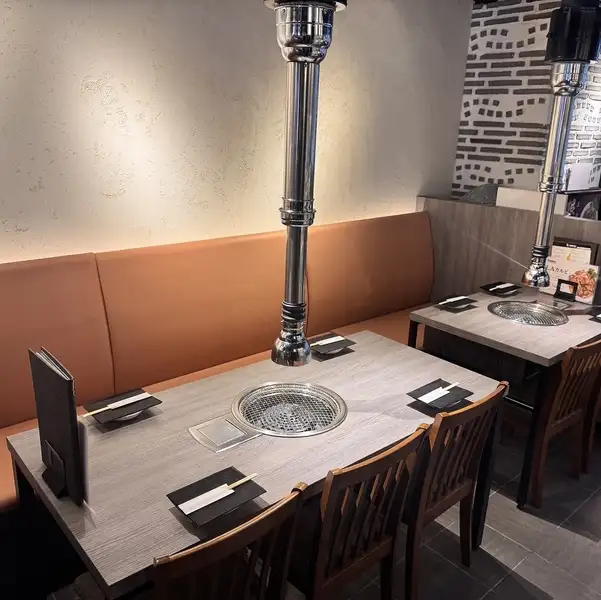 シックなデザインの店内は、落ち着いた雰囲気で宴会にも最適。最大36席の広さで、少人数から中規模の集まりまで対応可能です。ゆったり配置のテーブルで会話を楽しみながら食事ができ、仕事帰りの飲み会や気軽な宴会にも人気のスタイルです。落ち着いた照明とインテリアが心地よい時間を演出します。