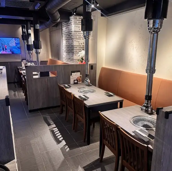 店内はシックなデザインで統一され、落ち着いた雰囲気が広がります。サラリーマンの食事や会食にも使いやすい空間です。外観は洗練され、丁寧な接客と心地よいサービスで快適に過ごせます。料理と空間の調和も魅力です。落ち着いた時間を求める方にも好評です。会話も弾みます。特別感もあります。