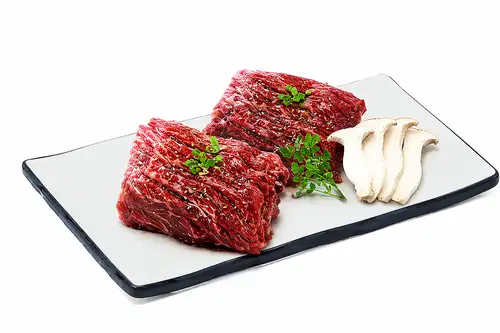 骨付きカルビの魅力と香ばしさ、肉汁と旨味を堪能できる一品