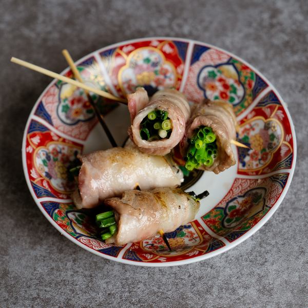 九州・博多名物として人気の「野菜巻き串」。瑞々しい野菜の甘みと肉の旨みが一口の中で融合した一品。