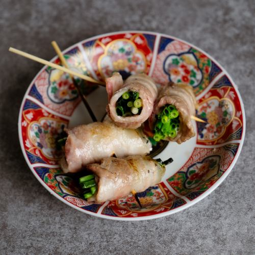 九州・博多名物として人気の「野菜巻き串」。瑞々しい野菜の甘みと肉の旨みが一口の中で融合した一品。