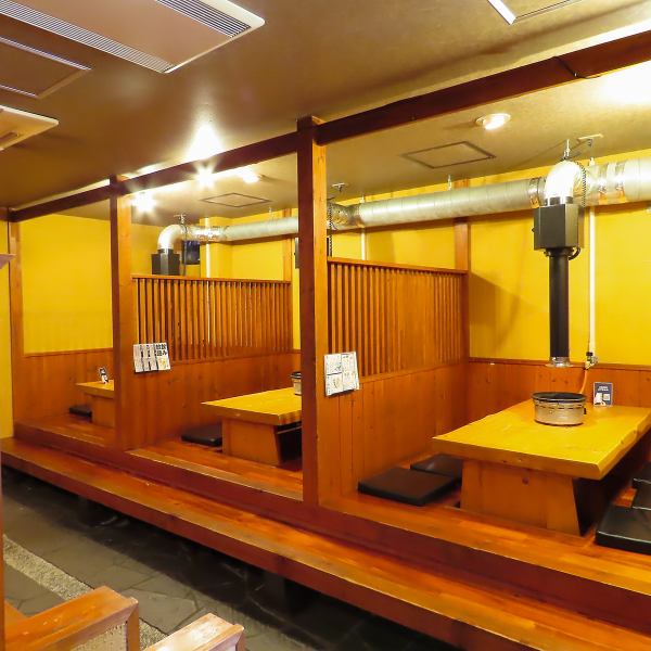 木の質感を活かした半個室風の空間は、落ち着きと温もりを兼ね備えた雰囲気。周囲を気にせず会話を楽しめるので、仲間との食事や大切な人との時間にぴったりの居心地を演出しています。