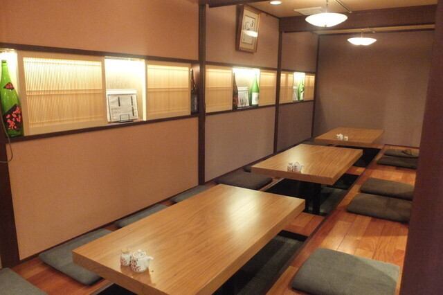 落ち着いた雰囲気の店内で、特別な日や大切な人と上質な食材を使用した美味しいお料理とお酒を楽しむのにぴったりです!新鮮な魚介や肉、野菜を使ったメニューは、どれも心に残る美味しさです。ビジネスシーンにも対応できるので、接待や会食にも最適です◎友人や同僚と一緒に、素晴らしいひとときをお過ごしください。