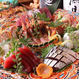 旬の天然刺身盛合せが名物