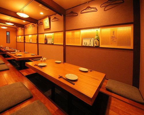 掘りごたつタイプのお席で、半個室となります。カーテンの間仕切りで仕切ることができるので、周囲を気にすることもなく、落ち着いてゆっくりお過ごしいただけます。最大20名様までご利用いただけます!