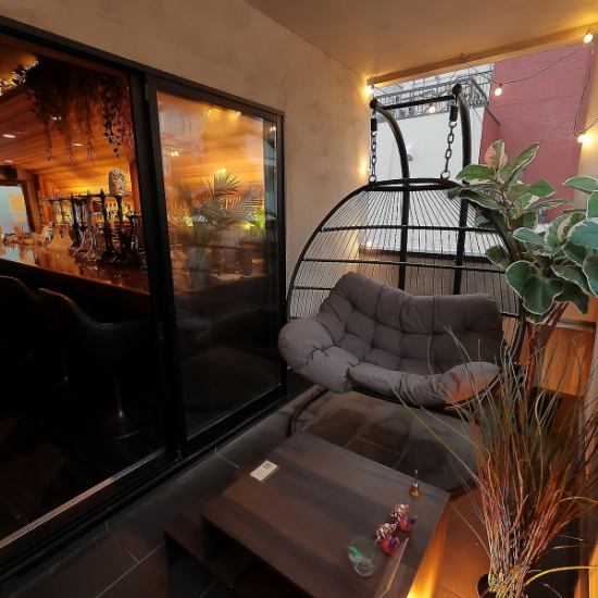 くつろげるソファーと空を眺めるテラスをご用意◎