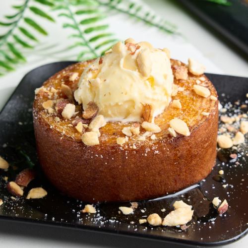 旬の贅沢を詰め込んだ「季節のパフェ」 700円。シーシャの合間に楽しむ、今だけの甘いご褒美を。