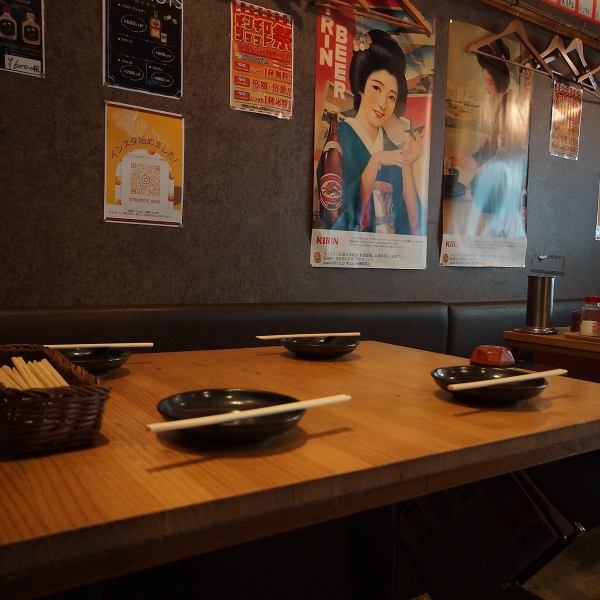 古き良き時代の日本を連想させるポスターが各所にございます♪大衆酒場の雰囲気も大切にしている当店。美味しいお料理とお好みのお飲み物をお楽しみください！
