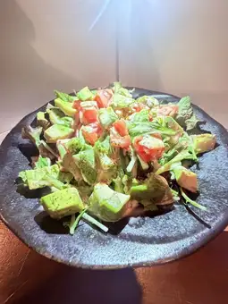 トマトとアボカドのチリシーザー
