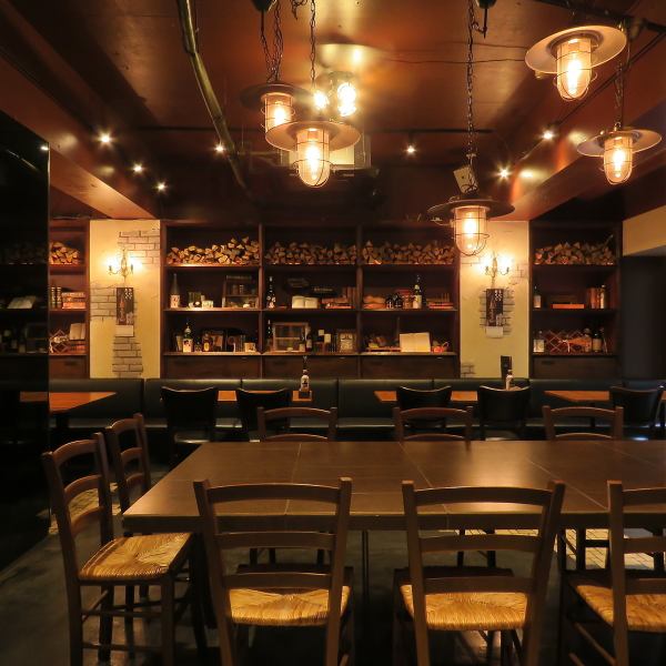 【隠れ家のような温もりの落ち着いた店内】店内は木の温もりを感じさせる、落ち着いた洋風の佇まいです。照明を少し落とした心地よい空間は、隠れ家のような安心感を与えてくれます。日々の疲れを癒しながら、大切な人と語らうのにも最適。モダンでお洒落な雰囲気の中、大人のリラックスタイムをお過ごしいただけます♪