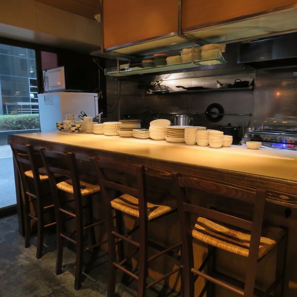 【心地よい距離感】お一人様もデートも大歓迎な特等席♪カウンター席は、お一人様でも気兼ねなく過ごせる特等席です。程よい距離感はデートにもおすすめ。二人の時間を大切にしながら、美味しい料理とお酒をエッセンスに、特別なひとときを演出いたします。