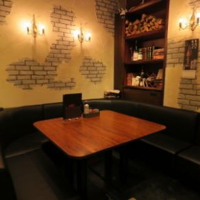 座りやすいコの字のソファー席です。