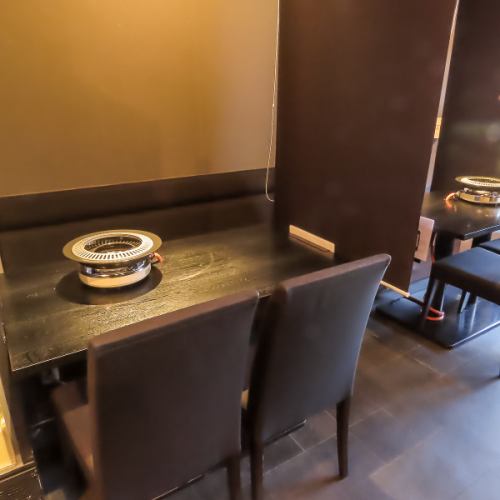 We have a total of 5 tables available for 1 to 5 people.We also have seats that can be connected next to each other, and we can accept instant reservations for up to 10 people at a time, so please feel free to use it!