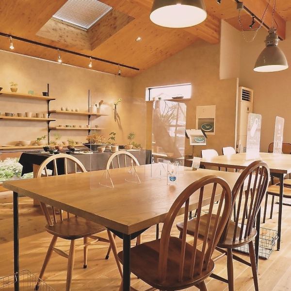 Spacious table seats.You can relax comfortably because there is a good distance from the neighbor ♪ We will guide you according to the number of people, so please feel free to visit us!