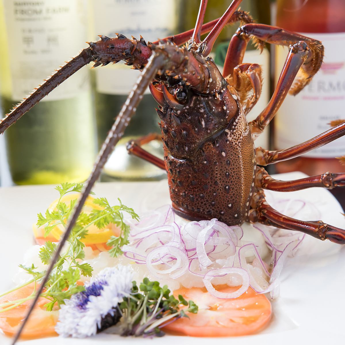 水槽で管理する新鮮な伊勢海老やアワビをその場で調理★