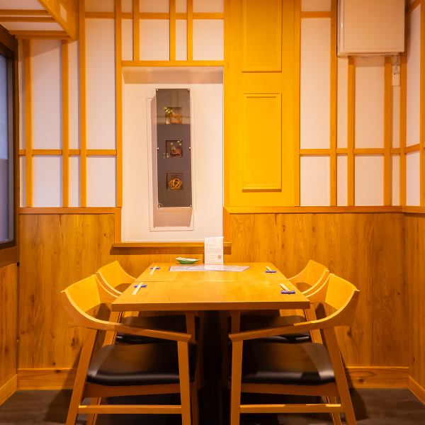 【靠近关地区的创意日本料理名店“土岐”】感受到木头温暖的日式风格的时尚空间魅力十足！想一个人喝点小酒的时候有吧台座位很方便，还有榻榻米可以脱鞋放松的座位。有很多可以与同事和家人共度时光的桌席，以及可以随时使用的座位◎我们可以容纳最多10人的私人宴会♪