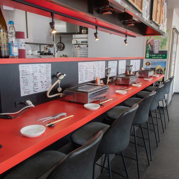 カウンター席はお一人様や二名様での利用にもぴったり！スタッフとの距離も近く、注文や会話もスムーズで、気軽に立ち寄れる雰囲気です。お肉をじっくり味わいたい方や、仕事帰りにサクッと一人焼肉を楽しみたい方に最適。女性のお一人様利用も多く、安心して過ごせる空間です。