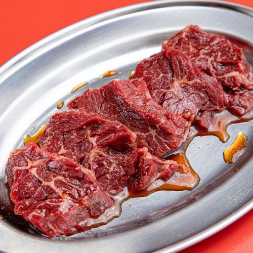 【秘伝のタレが絡む！】厚切りハラミ 980円(税込)