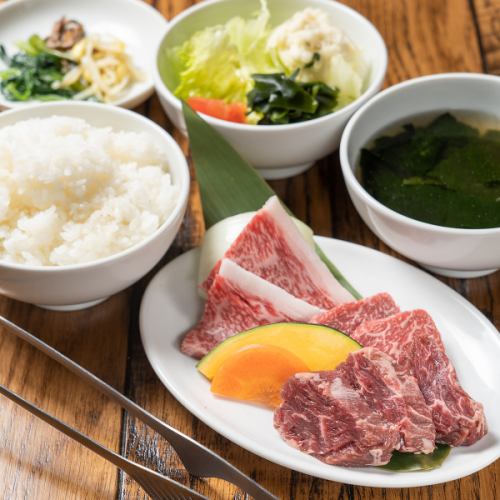 《午餐時間很棒◎》沙拉，湯，米飯，一盤♪和牛牛肉和切成薄片的Harami 1680日元〜◆