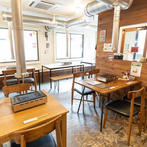 Inside the store with a warm atmosphere based on wood ♪ 1 table seat for 2 people, 2 tables for 4 people, 2 tables for 6 people ◎ table for small people Easy to use layout from use to groups of 10 or more! Fully equipped kids space for children ♪
