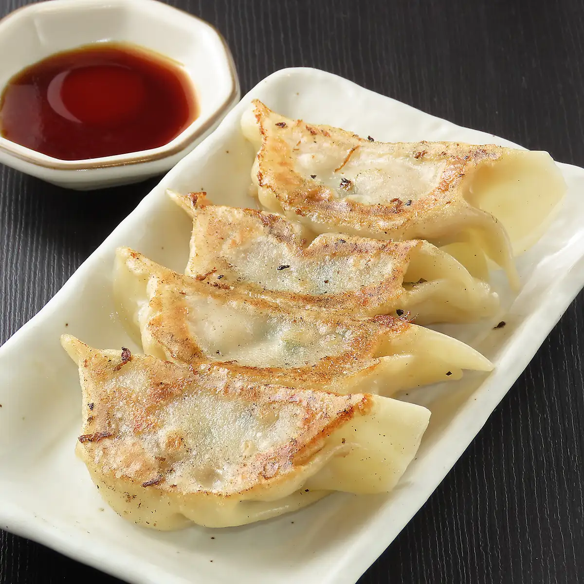 皮から餡まで自慢!肉汁あふれる自家製手包み餃子は必食の逸品