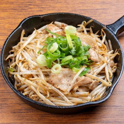 Lightly fried pork and bean sprouts