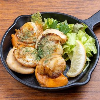 Grilled scallops in butter and soy sauce (2 pieces)