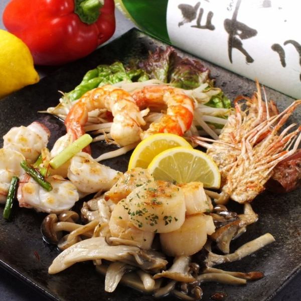 Assorted seafood (2 shrimp, scallops, octopus, squid, etc.)