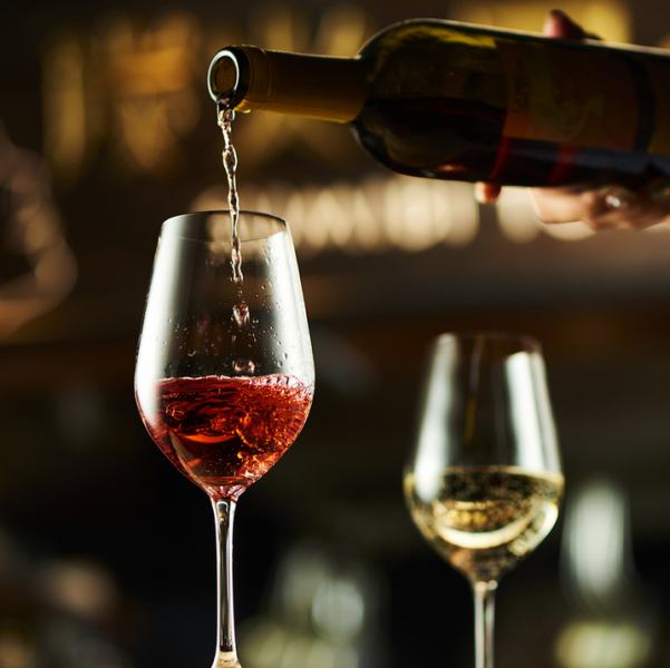 ワインを浴びる飲み放題♪炭火焼と一緒に楽しむ至福のひととき